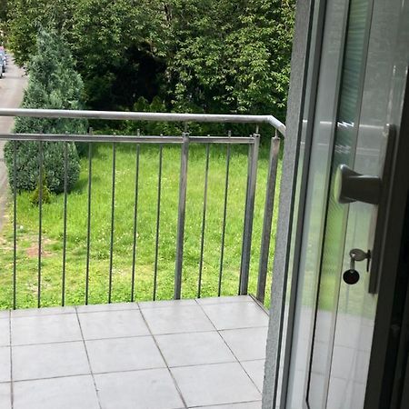 Toll Apartment Mit Privatem Eingang Free Parking Slbst Check-In Netflix 30 Zone Ruhig Duisburg Bagian luar foto