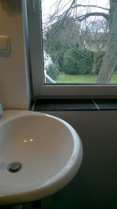 Toll Apartment Mit Privatem Eingang Free Parking Slbst Check-In Netflix 30 Zone Ruhig Duisburg Bagian luar foto